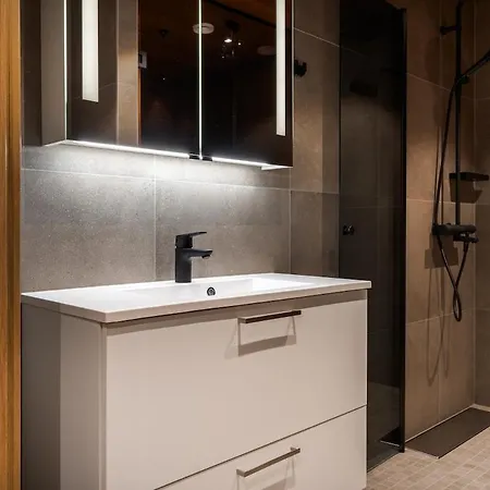 Ski-in Ski-out Luxury Corner Apartment, 2 Lift Tickets *