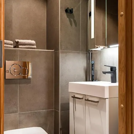 Ski-in Ski-out Luxury Corner Apartment, 2 Lift Tickets
